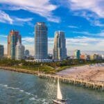 Agencia SEO en Miami | Keycode Agencia Digital Vista de la playa en Miami, destacando la ubicación local de una agencia SEO en Miami especializada. Agencia SEO en Miami-Keycode