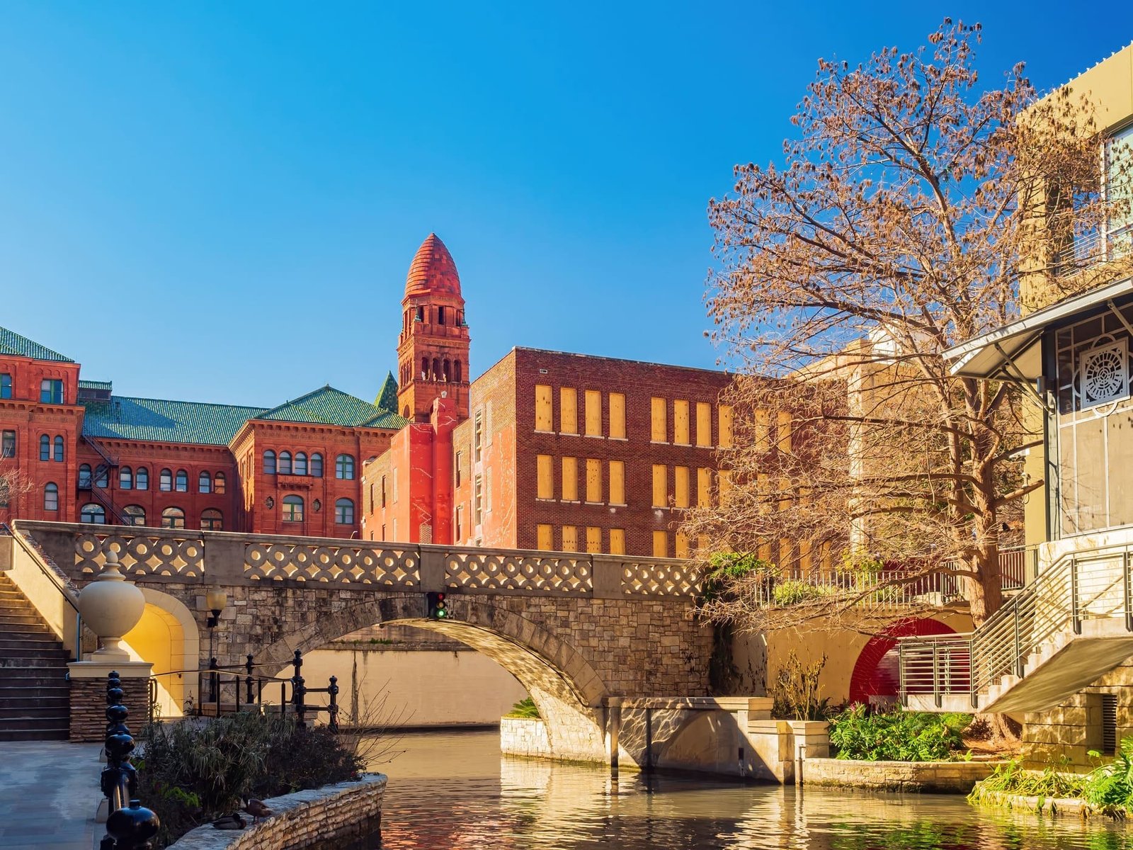 Agencia SEO | Keycode Agencia Digital Vista de día del River Walk en San Antonio, destacando la ubicación local de una agencia SEO San Antonio especializada. Agencia SEO en San Antonio-Keycode