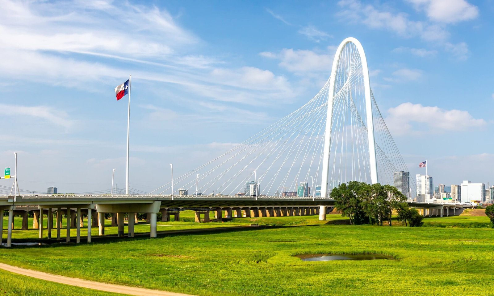 Agencia SEO | Keycode Agencia Digital Vista del puente Margaret Hunt Hill en Dallas, destacando la ubicación local de una agencia SEO en Dallas especializada. Agencia SEO en Dallas-Keycode