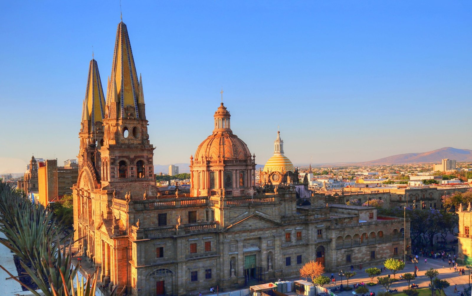 Agencia SEO | Keycode Agencia Digital Vista de la catedral Nuestra Señora de la Asunción en Guadalajara, destacando la ubicación local de una agencia SEO en Guadalajara especializada. Agencia SEO en Guadalajara-Keycode