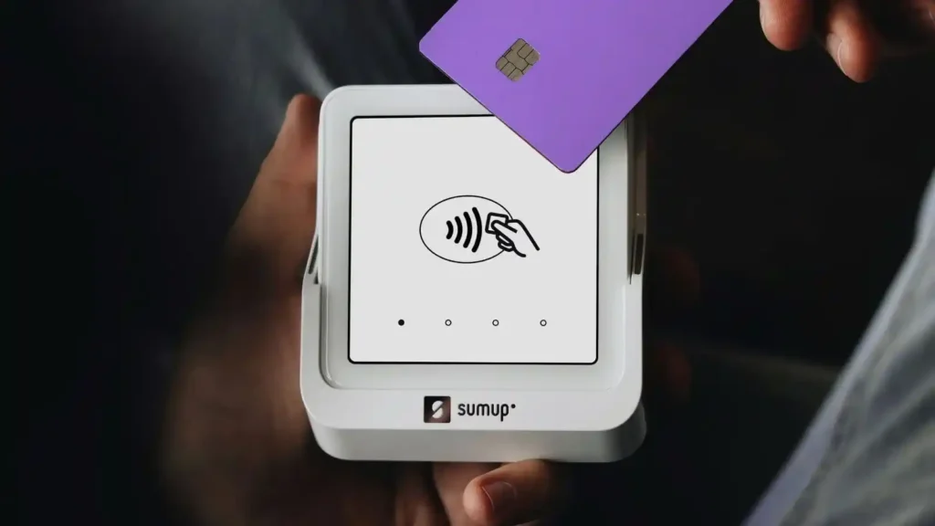 Ecommerce: How to build an online store with technology, user experience and artificial intelligence Dispositivo de pago SumUp con tarjeta de crédito en proceso de transacción, ilustrando métodos de pago seguros y convenientes para ecommerce.