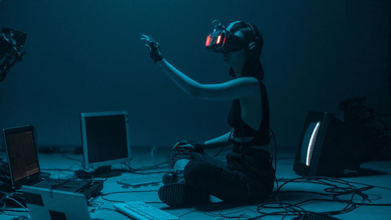 Artificial intelligence specialist analyzing SEO and digital marketing data in advanced technological setup - Keycode Agencia Digital