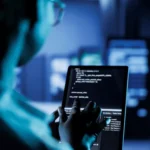 Persona usando una tablet para optimización de LLMO en un entorno de centro de datos, resaltando la importancia de la tecnología AI en la mejora de la búsqueda y la conversión.