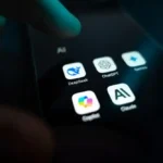Mano interactuando con aplicaciones de inteligencia artificial en smartphone, ilustrando optimización de modelos de lenguaje para mejorar la búsqueda y la experiencia del usuario.