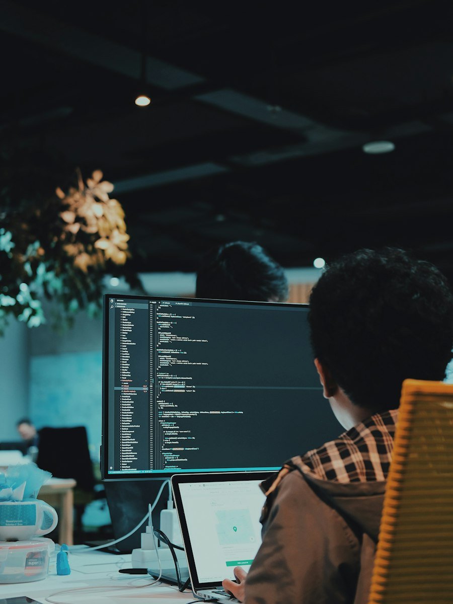 Equipo de ingeniería programando frente a sus monitores